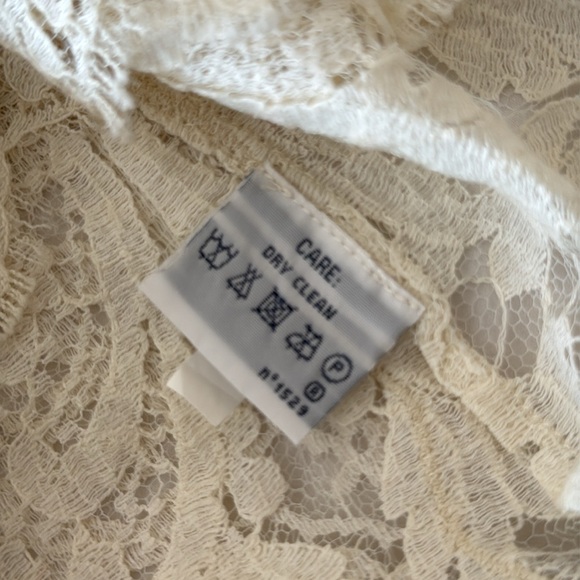 Ivory lace top, never worn, v-neck ruched cap sleeves, size cut out, fits as M - Picture 10 of 10